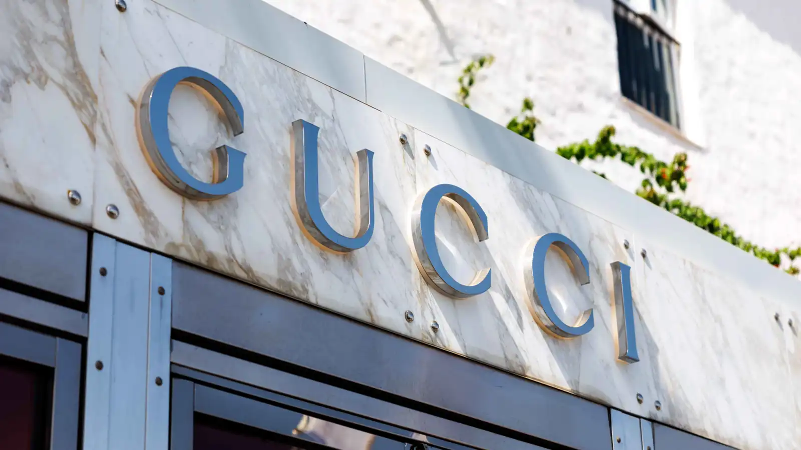 ضربة لعمالقة الموضة.. علامات تجارية شهيرة تحت طائلة عقوبات أوروبية