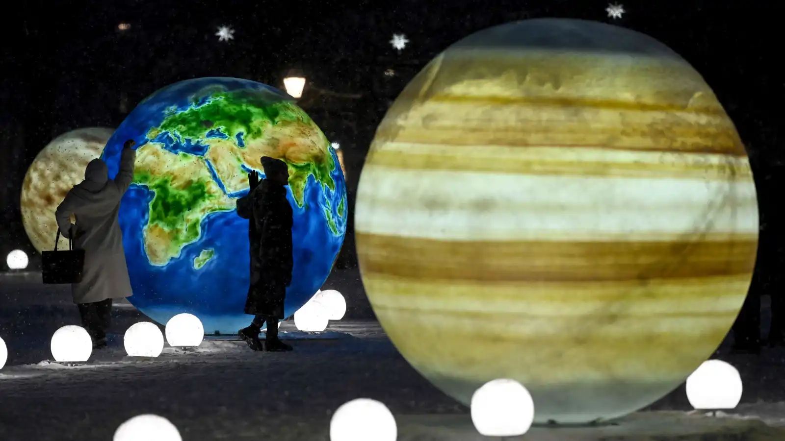 "موكب الكواكب" يزين السماء.. عرض نادر لـ6 أجرام بوقت واحد