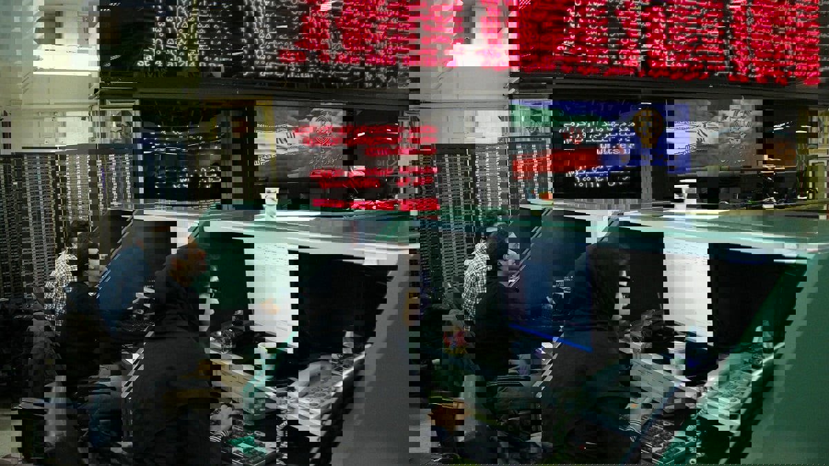 تقرير: البورصة الإيرانية.. أرباح خفية للنظام وخسائر فادحة للمواطنين