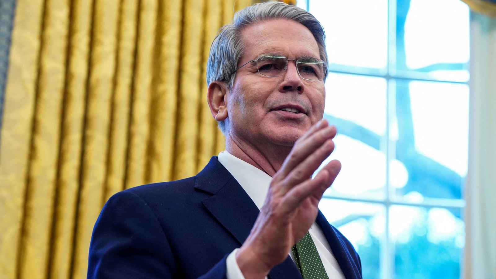 وزير الخزانة الأمريكي يعلق على حيثيات قرار ترامب تجميد الرسوم