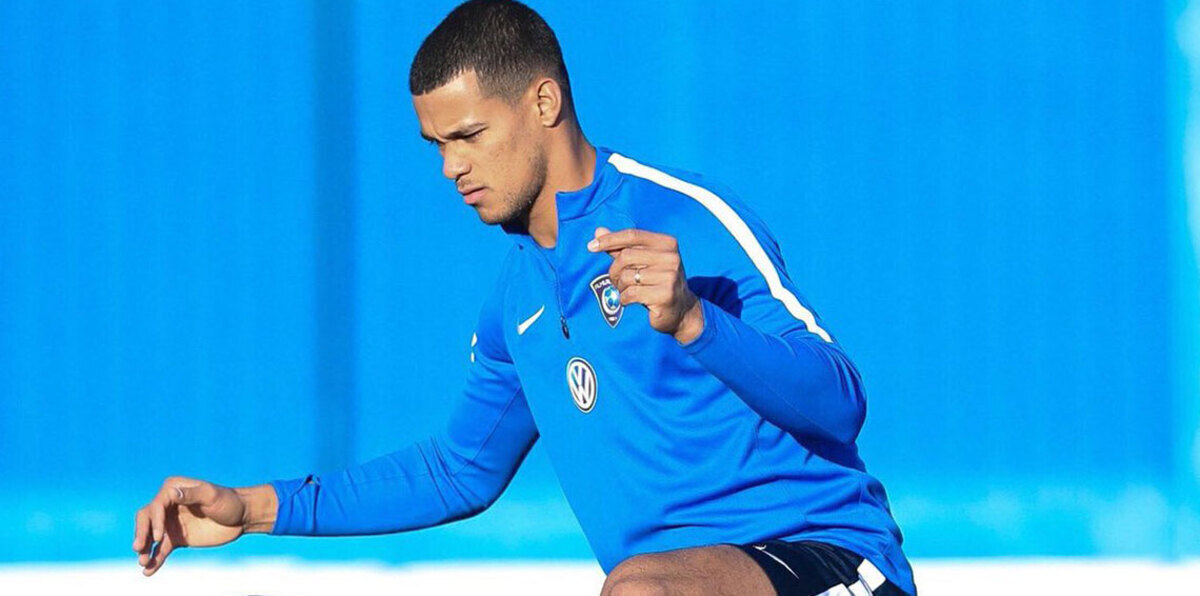 تفاعل ريفاس محترف نادي الهلال مع النشيد الوطني السعودي يثير الإعجاب (فيديو)