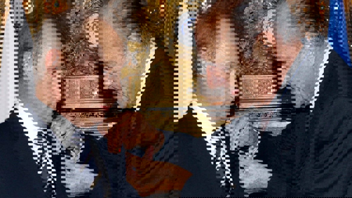 ماكرون لا يستبعد سحب وسام جوقة الشرف من بوتين