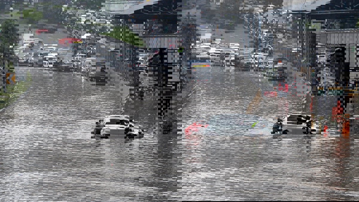 فيضانات عارمة تجتاح العاصمة الإندونيسية‎ (فيديو)