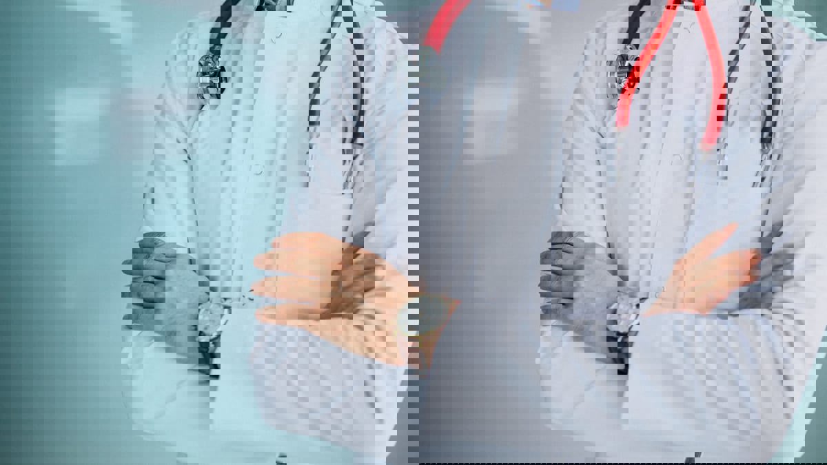 كويتي ينتحل صفة طبيب تجميل للاحتيال على سيدة