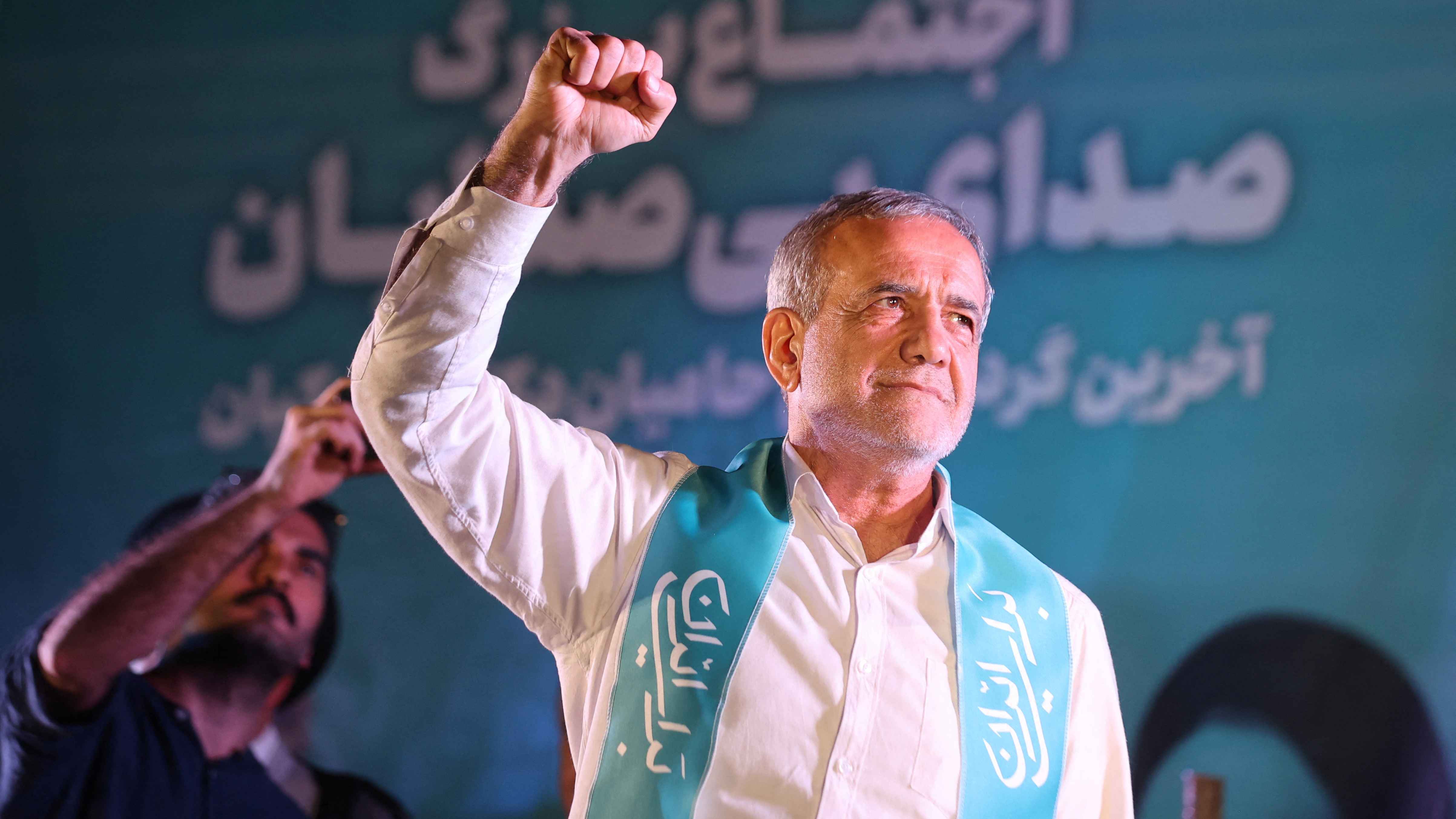 في يوم تنصيبه.. بزشكيان يتعهد بإقامة علاقات بنّاءة مع دول العالم