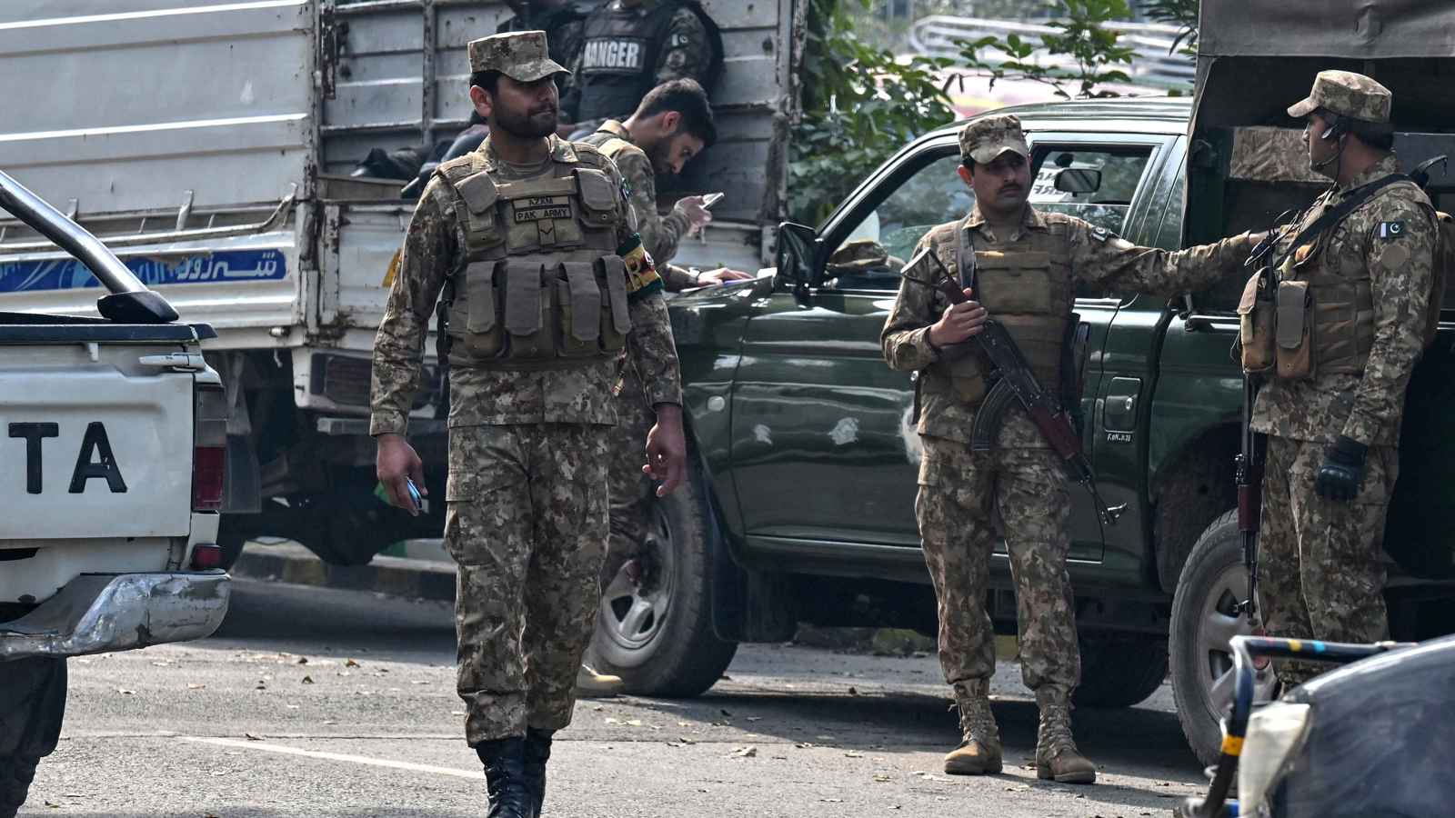 مقتل 4 جنود بانفجار مركبتهم غرب باكستان