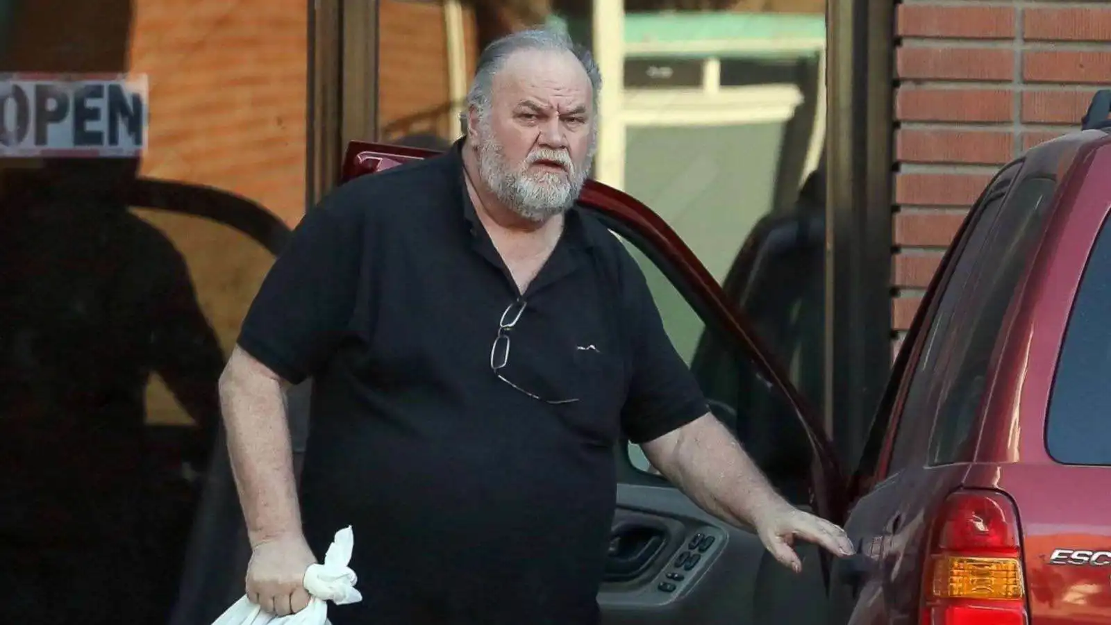 والد ميغان ماركل "محاصر" بعد زلزال الفلبين وابنته تطلب المساعدة