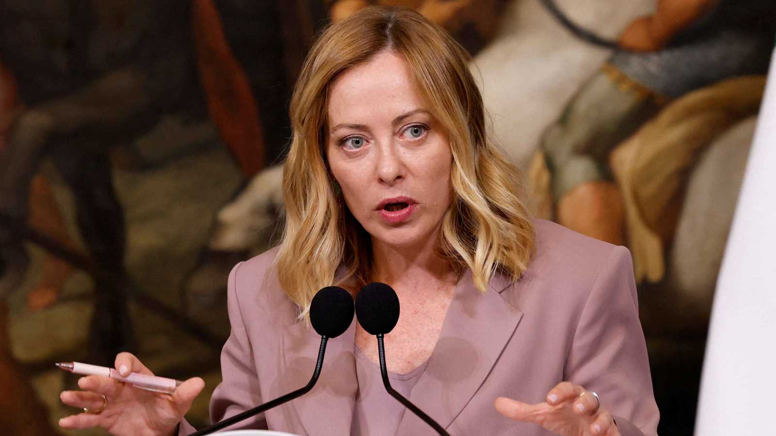 استهدفت نساء وشخصيات عامة.. "فضيحة" الصور الإباحية تهز إيطاليا