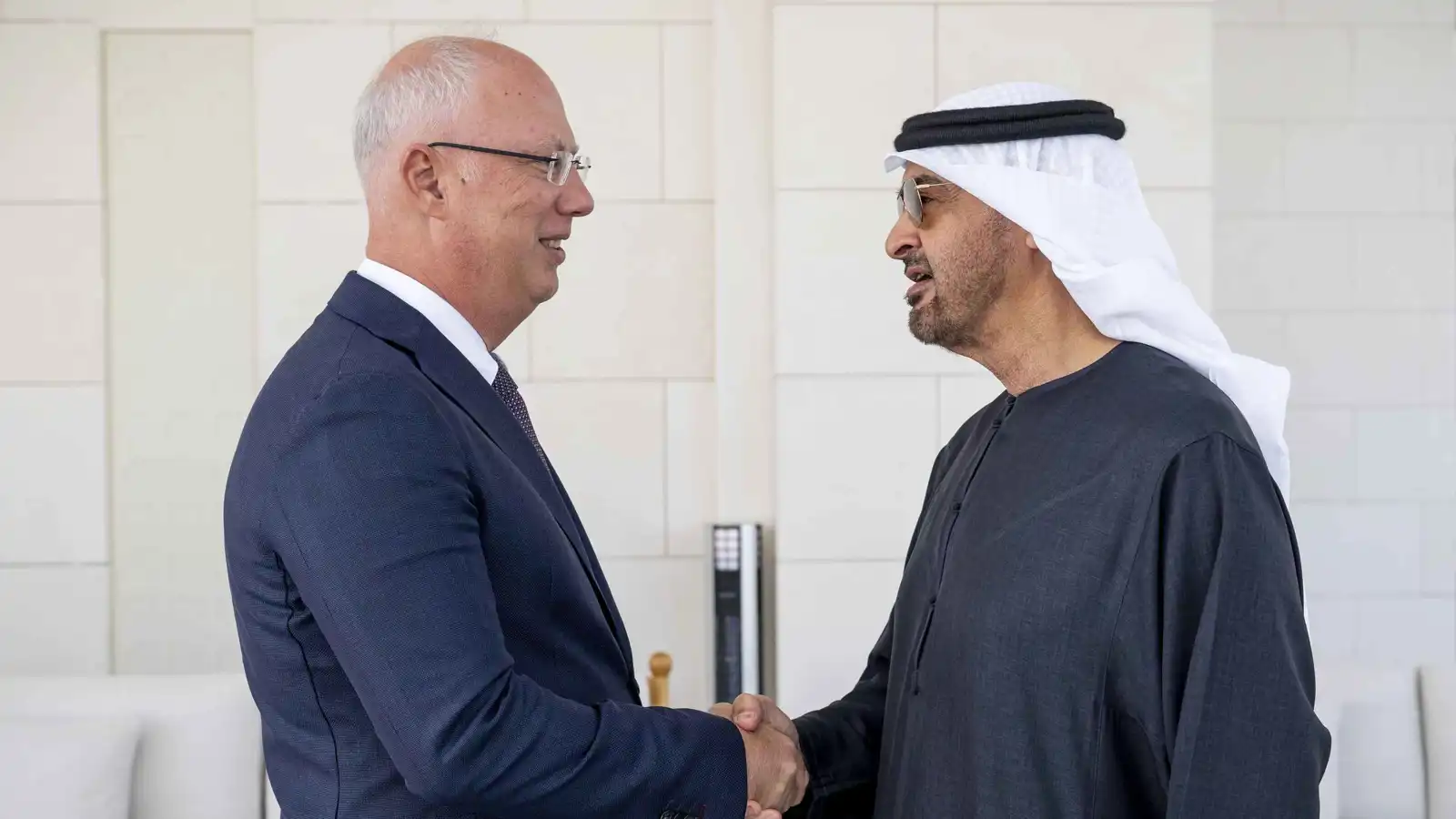 الرئيس الإماراتي يستقبل المبعوث الروسي