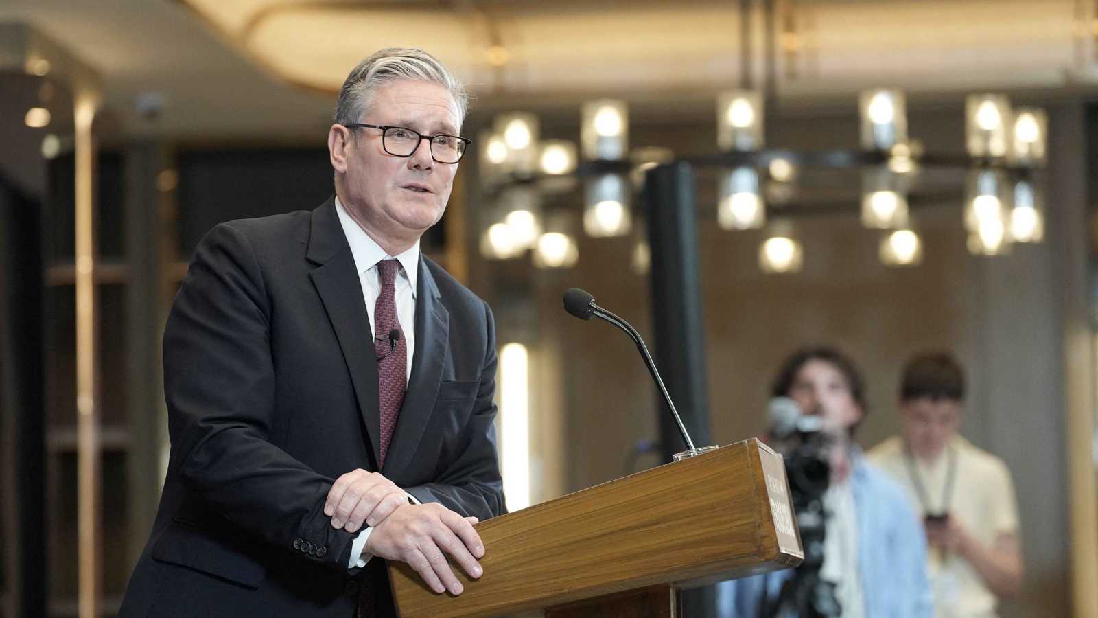 ستارمر يقترح نزع سلاح حماس وفق النموذج الأيرلندي الشمالي