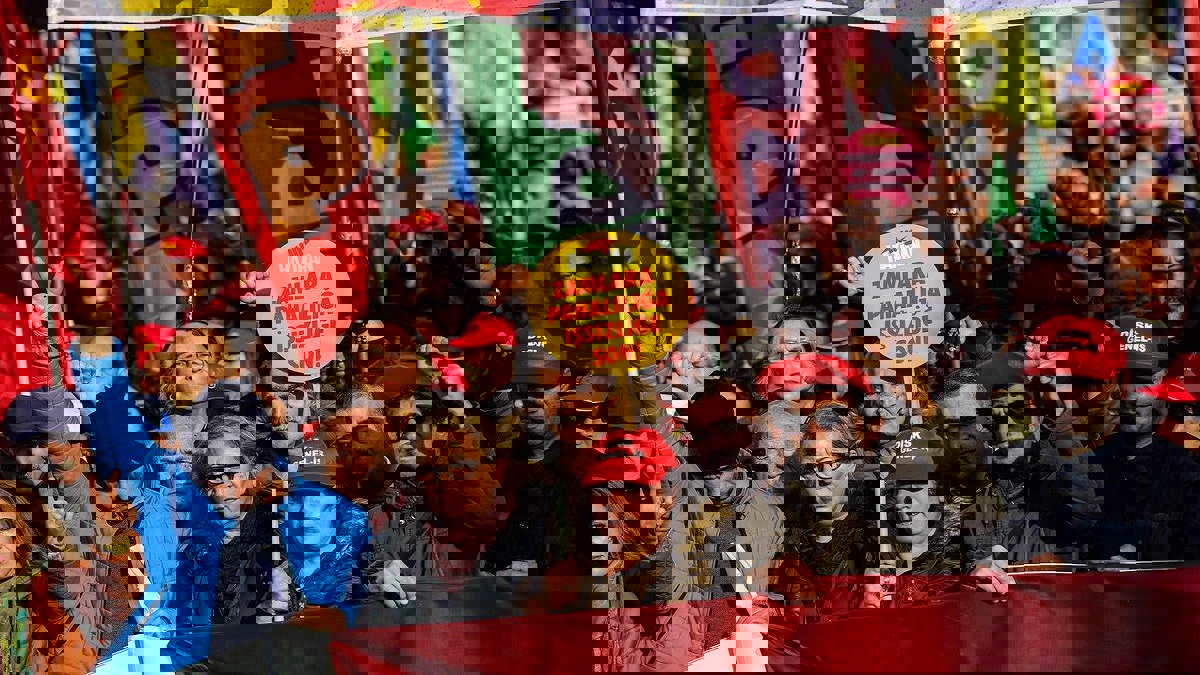 آلاف الأتراك يتظاهرون في إسطنبول احتجاجًا على غلاء المعيشة‎ (فيديو)