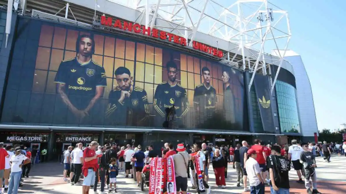 رفع الأذان في ملعب "أولد ترافورد" للمرة الأولى (فيديو)