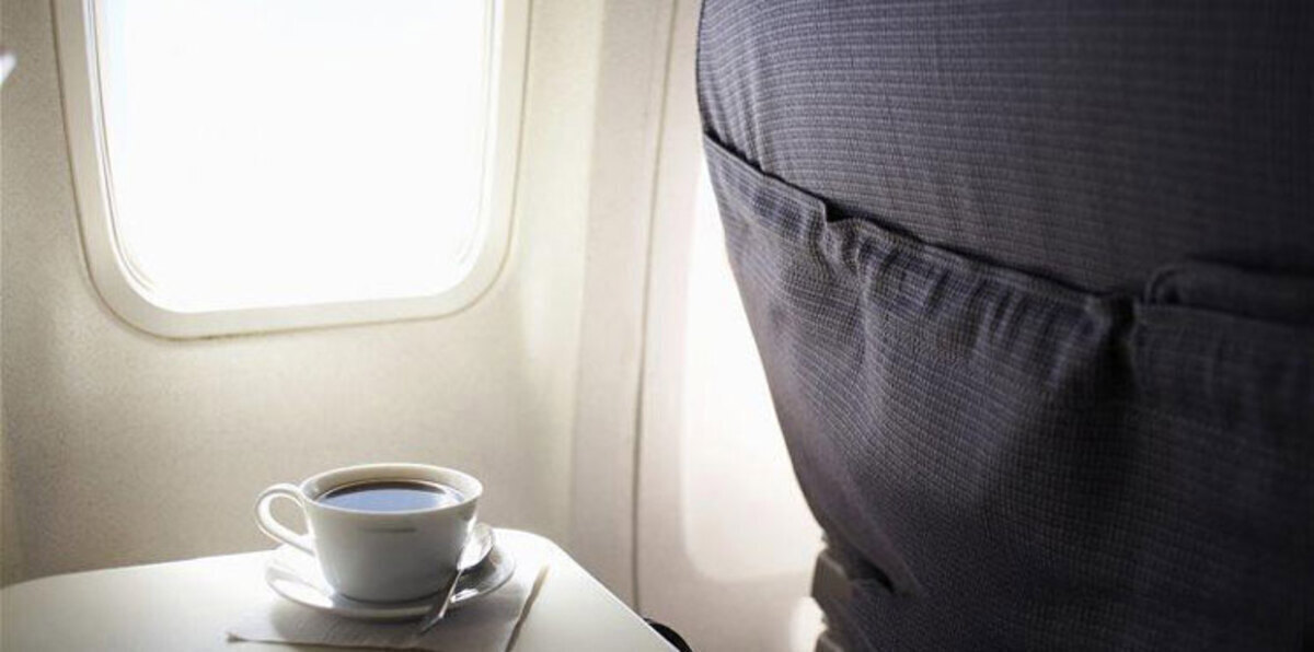 شاب يقاضي شركة طيران بسبب انسكاب القهوة عليه خلال رحلة جوية