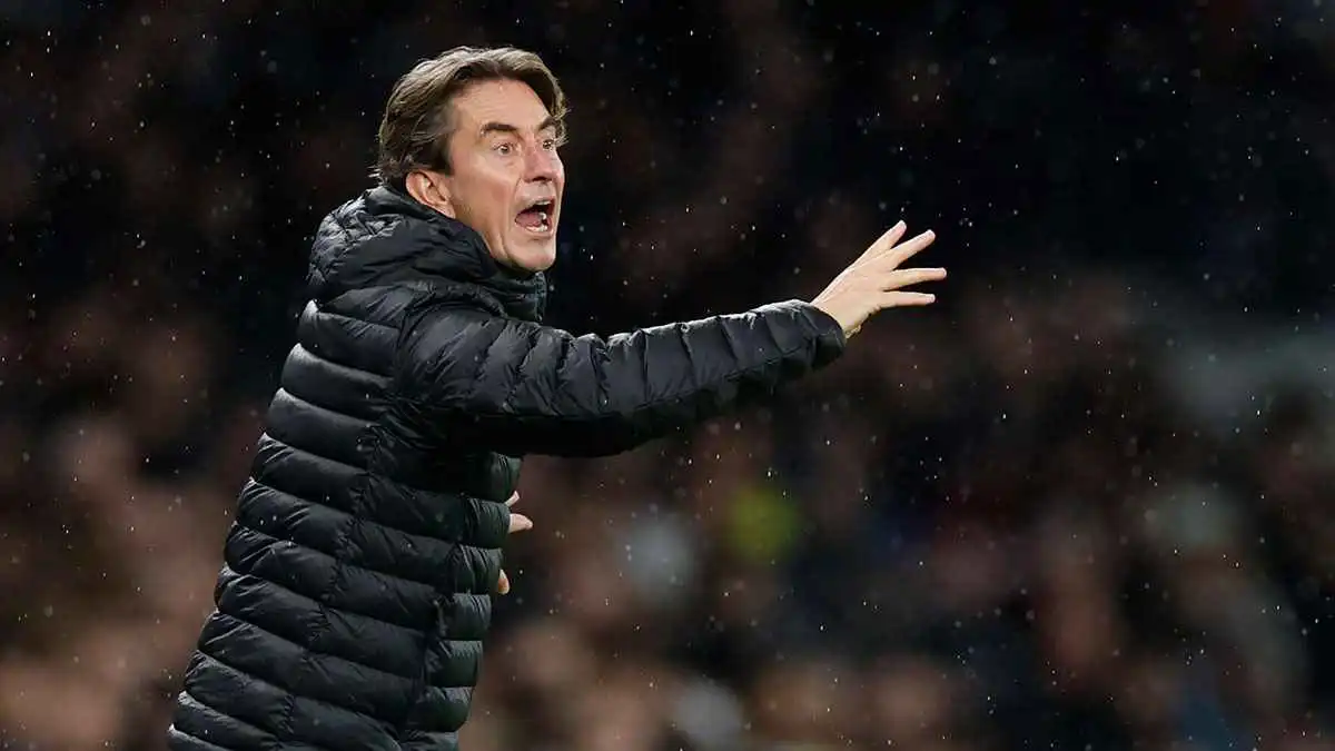 مدرب توتنهام يعلق على اللقطة الصادمة مع لاعبيه بعد الخسارة أمام تشيلسي (فيديو)