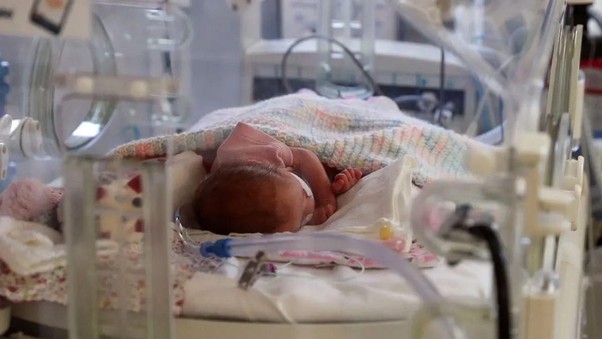 "التايمز": وفاة عشرات المواليد جراء أخطاء طبية في مستشفى بريطاني 
