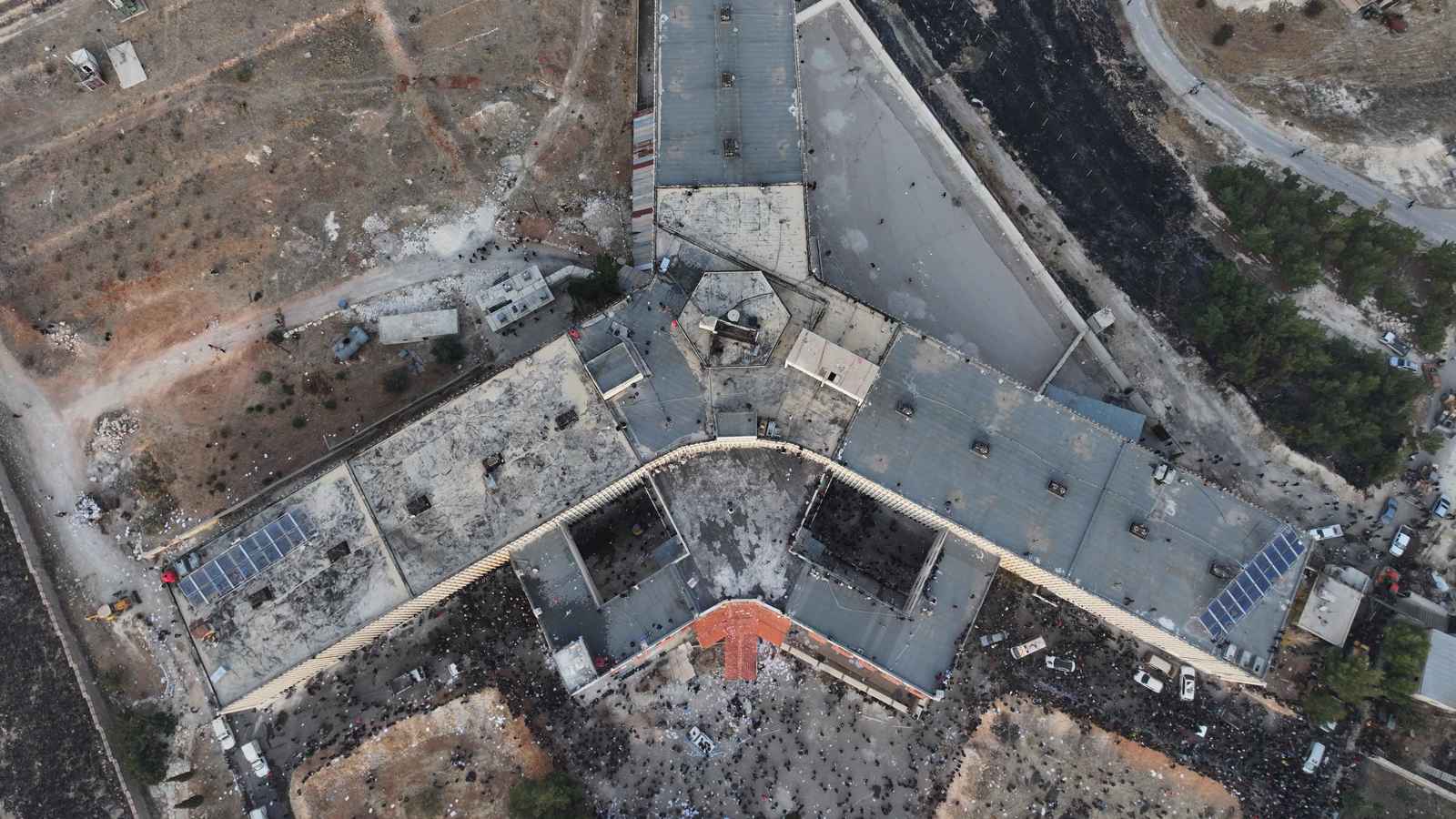 ما صحة إعدام حفيد عبد القادر الجزائري في سجن صيدنايا؟