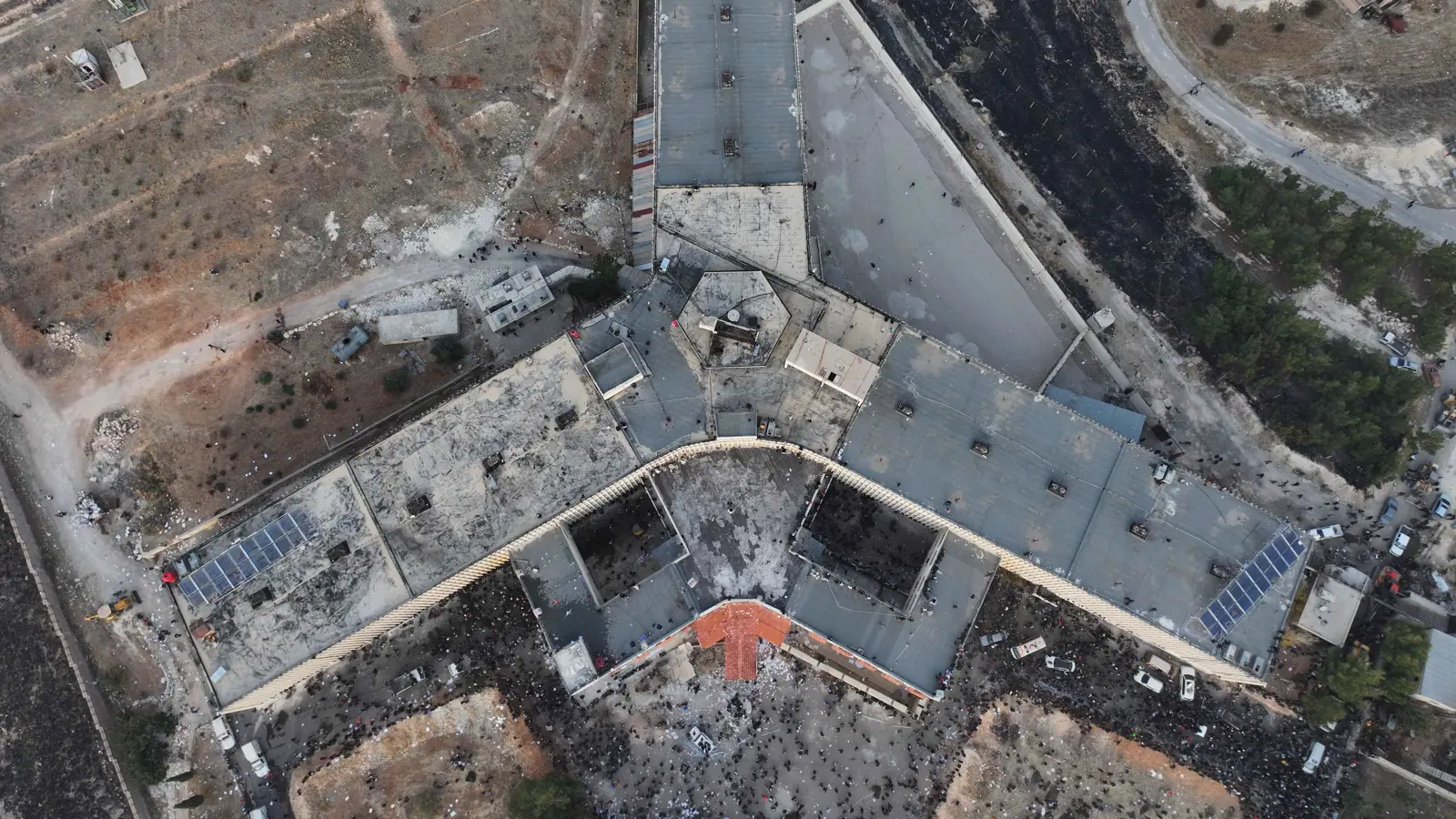 ما صحة إعدام حفيد عبد القادر الجزائري في سجن صيدنايا؟