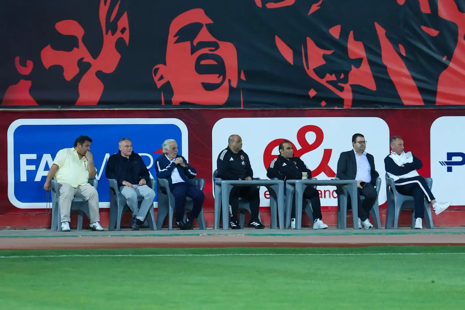 محمود الخطيب رئيس الأهلي المصري في مباراة زد الودية