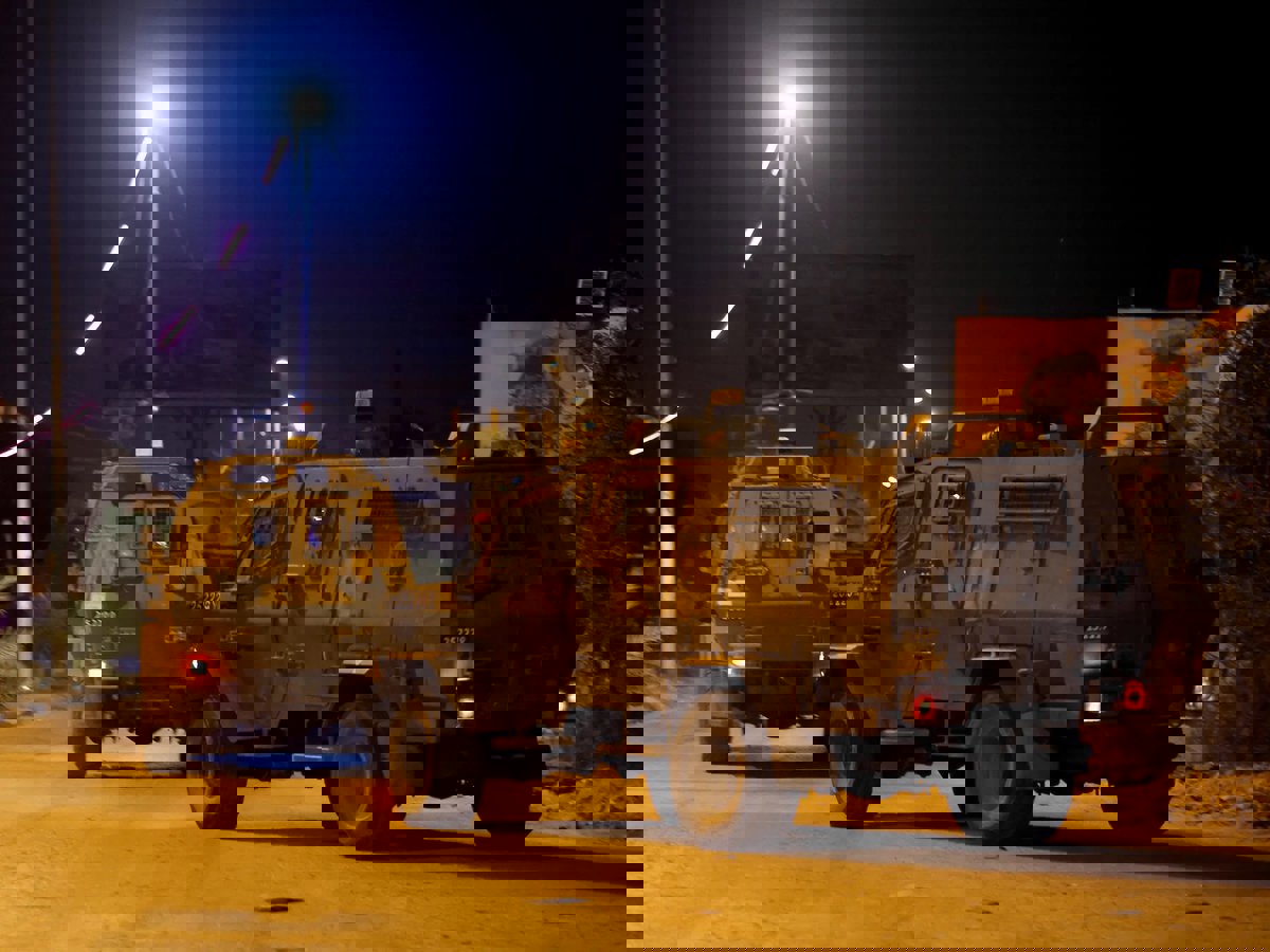 في اقتحام متزامن.. حملة إسرائيلية على محال الصرافة في الضفة الغربية