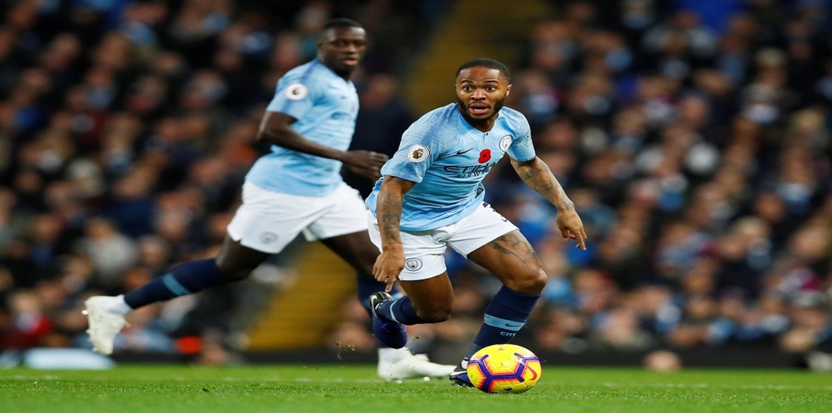 غوارديولا يوبخ سترلينغ بسبب استعراض مهاراته في مباراة مانشستر سيتي ضد مانشستر يونايتد (فيديو)