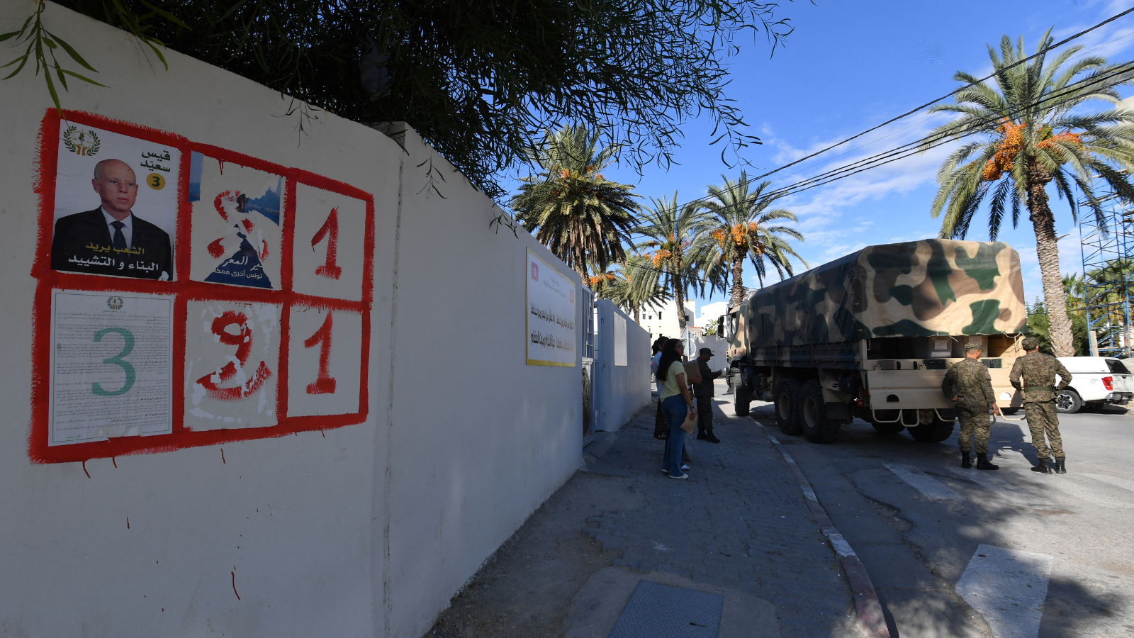 تونس.. أجواء مشحونة تُغيّب برامج مرشحي الانتخابات الرئاسية (فيديو)