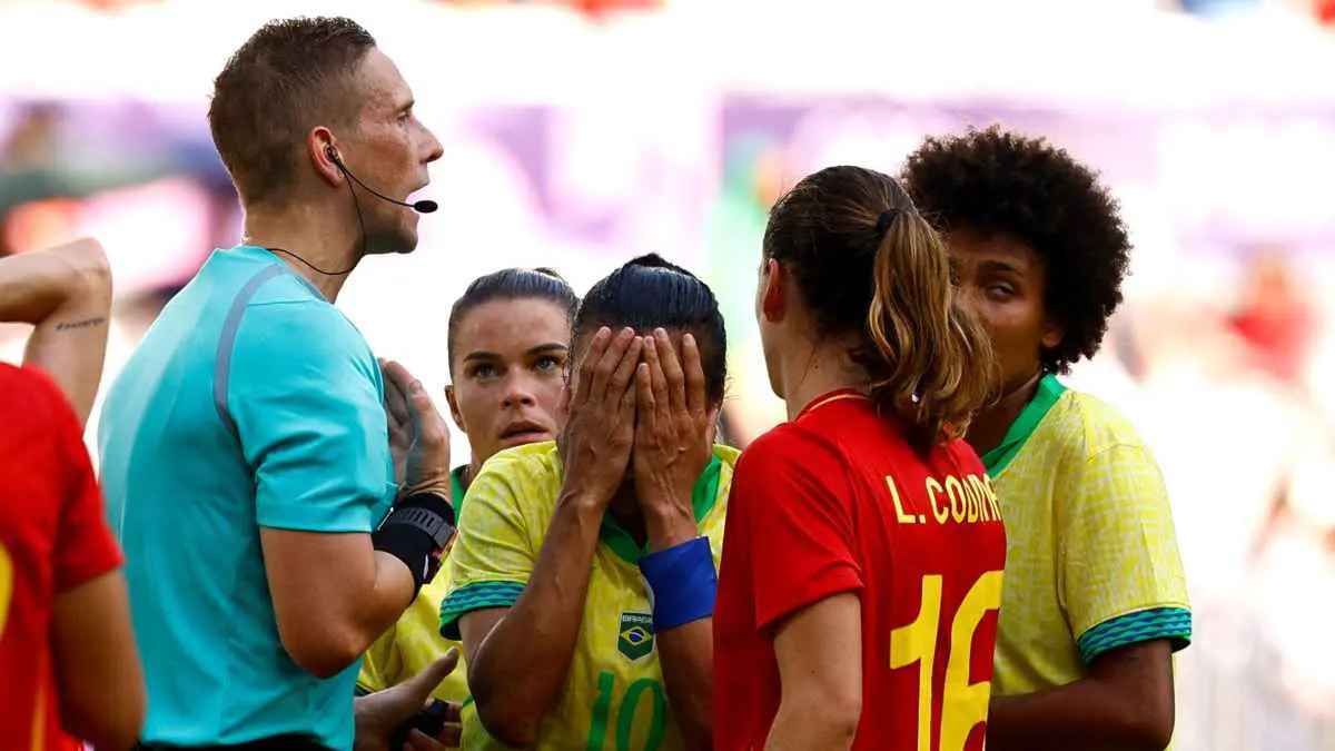 أسطورة منتخب البرازيل للسيدات تنهار باكية بعد طردها أمام إسبانيا (صور)