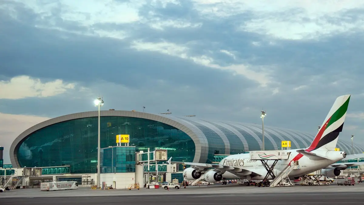 رويترز: طيران الإمارات تبدأ تسريح طيارين وأفراد من أطقم الضيافة بسبب أزمة كورونا