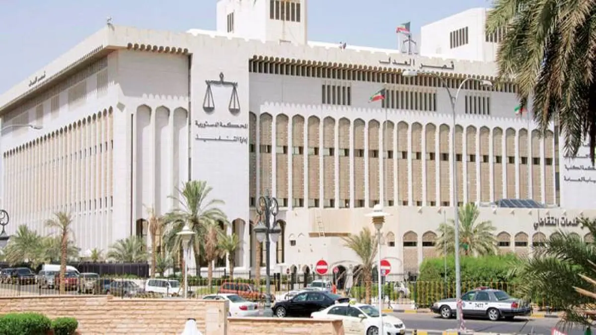 الكويت.. ضبط 4 موظفين عرب بتهمة تصوير ملفات قضايا وبيعها