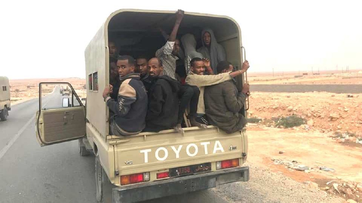 تحرير 70 رهينة بعملية أمنية ضد مهربي البشر غرب ليبيا (صور)