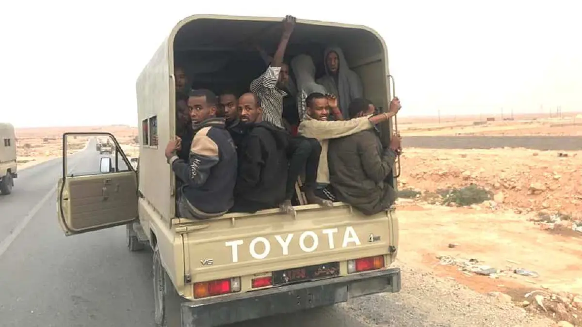 تحرير 70 رهينة بعملية أمنية ضد مهربي البشر غرب ليبيا (صور)