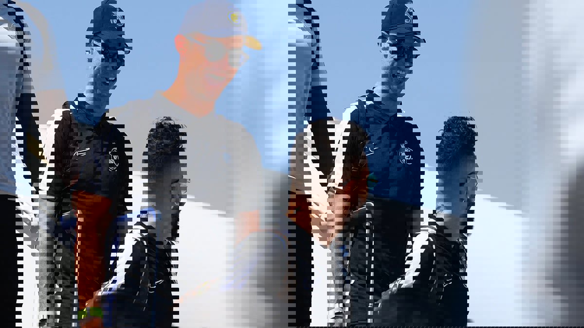 بصور في الشوارع وإهدائه سجادة.. استقبال رونالدو وبعثة النصر بحفاوة كبيرة في إيران