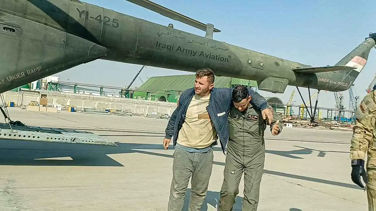 العراق.. إنقاذ صيادَين جنح زورقهما في مياه ضحلة بالفاو (صور)