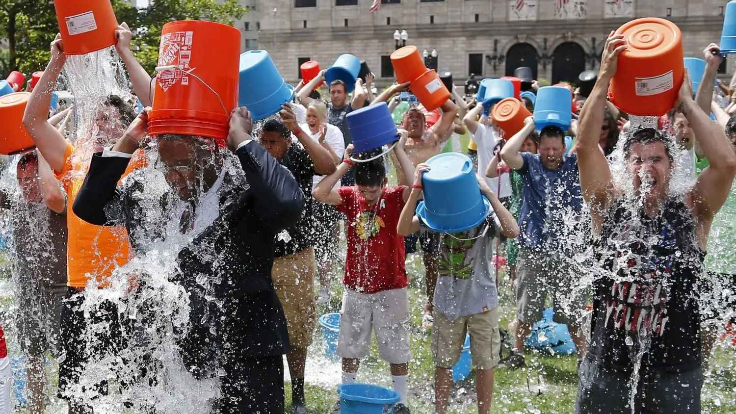 اجتاح الإنترنت في 2014.. "تحدّي الثلج" يعود بهدف مختلف (فيديو)