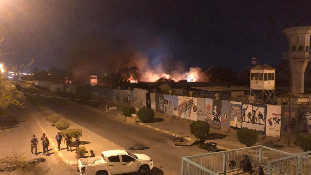العراق.. محتجون يضرمون النار في مبنى محافظة الديوانية