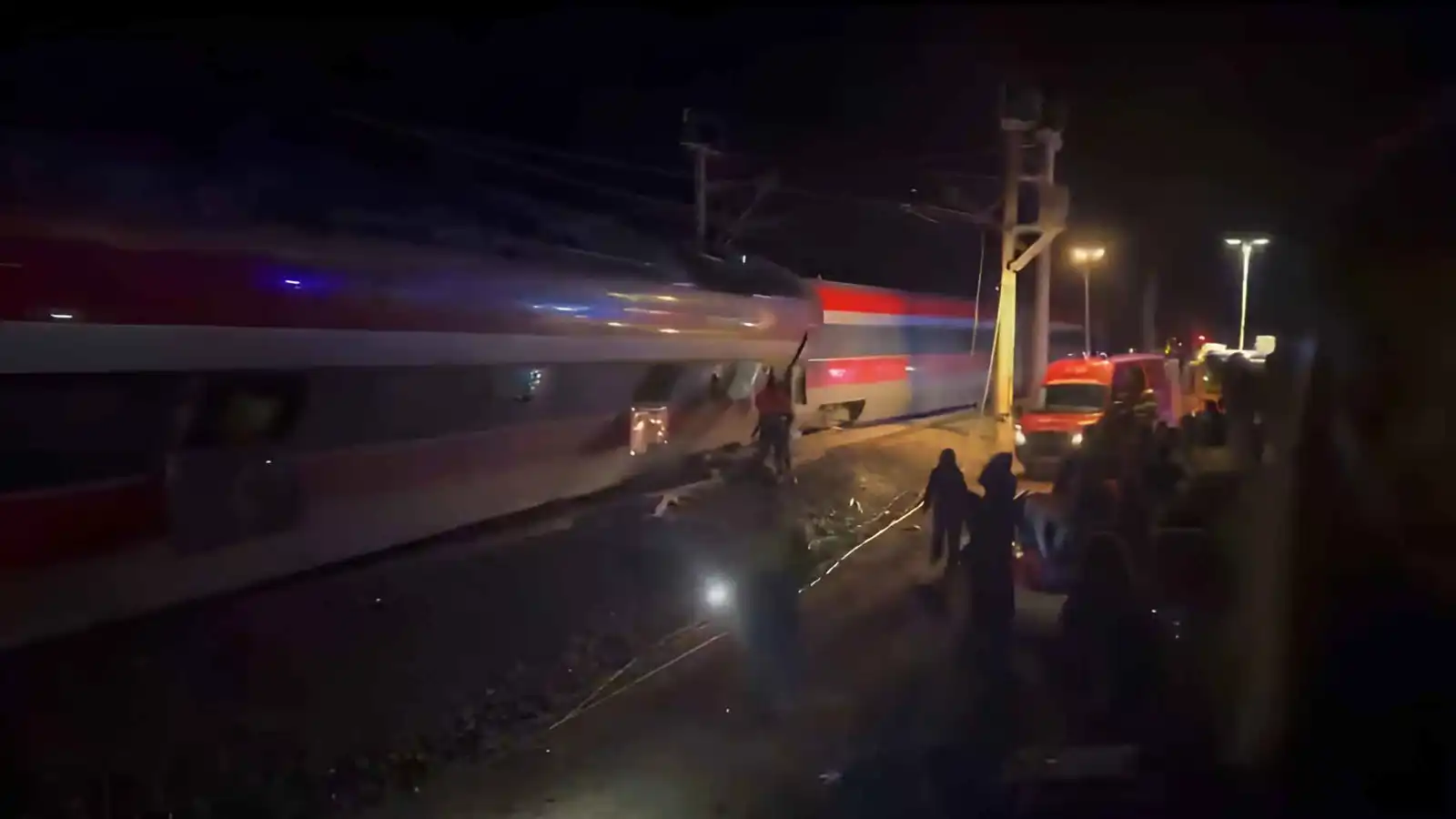 حادث تصادم بين قطارين في إسبانيا يوقع 10 قتلى (فيديو)