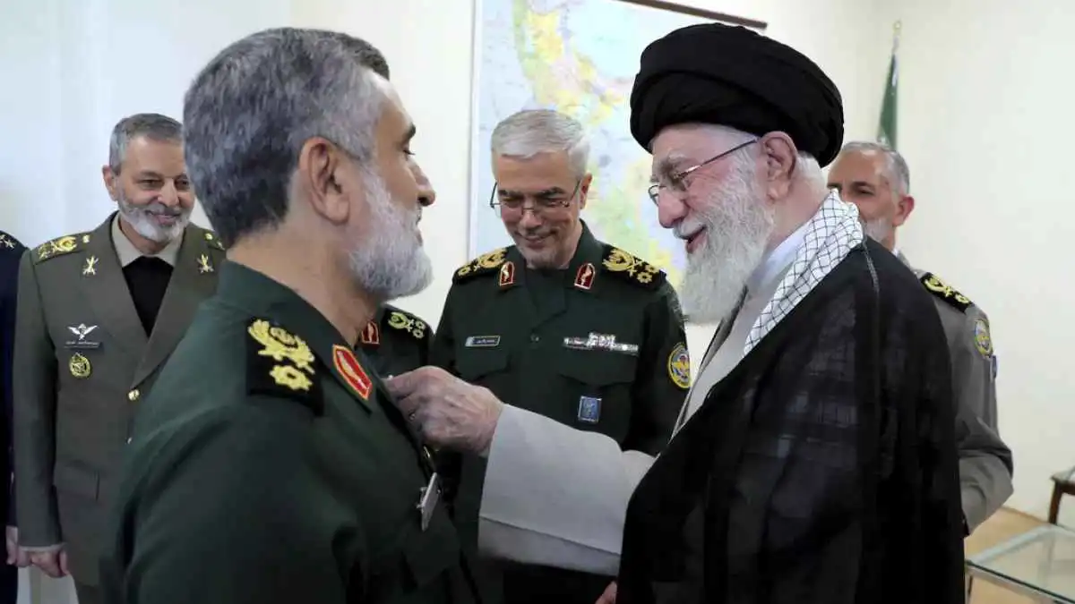 بين التحشيد والتفاوض.. تغييرات تدفع بـ"الصقور" إلى القيادة العسكرية في إيران