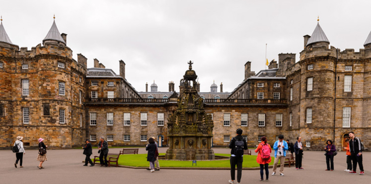 الملكة إليزابيث تعلن عن وظيفة غريبة في قصرها الاسكتلندي