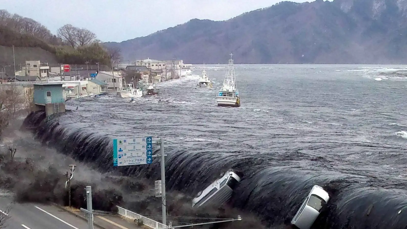 زلزال بقوة 7.6 يضرب شمال اليابان ويطلق تحذيرات تسونامي (فيديو)