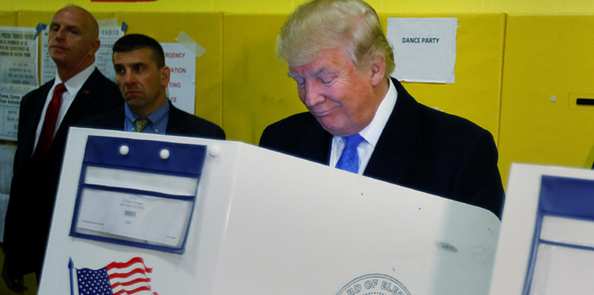 بالفيديو.. عاريات الصدور يهجمن على المكتب الذي يصوّت فيه دونالد ترامب