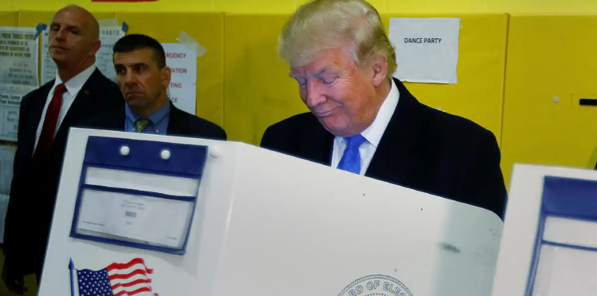 بالفيديو.. عاريات الصدور يهجمن على المكتب الذي يصوّت فيه دونالد ترامب