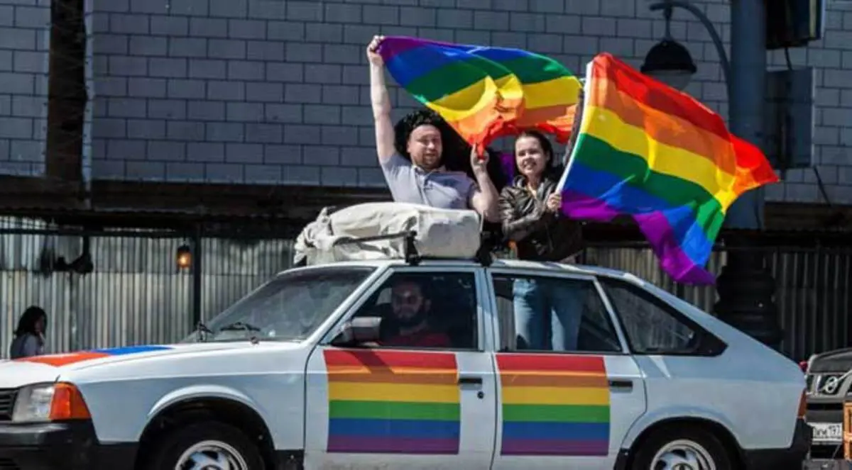 روسيا تحرم المتحولين جنسياً والشواذ من قيادة السيارات