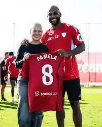 لاعبو إشبيلية يحتفلون بشفاء زوجة زميلهم من السرطان