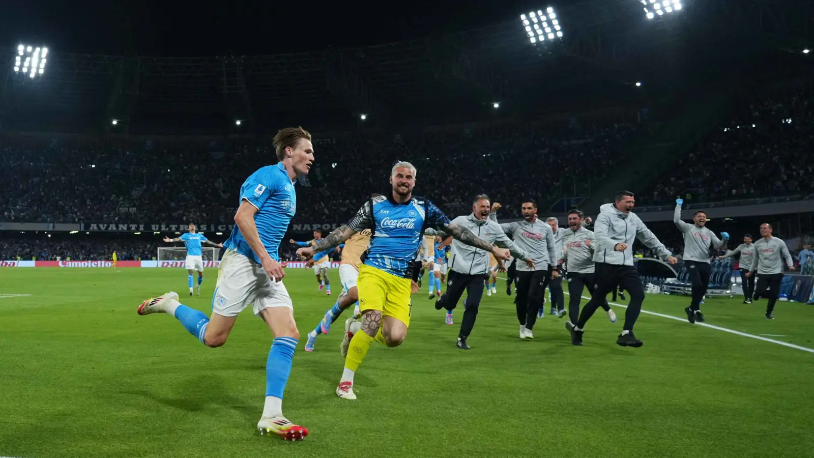 نابولي يهزم كالياري وينتزع لقب الدوري الإيطالي من إنتر ميلان (فيديو)