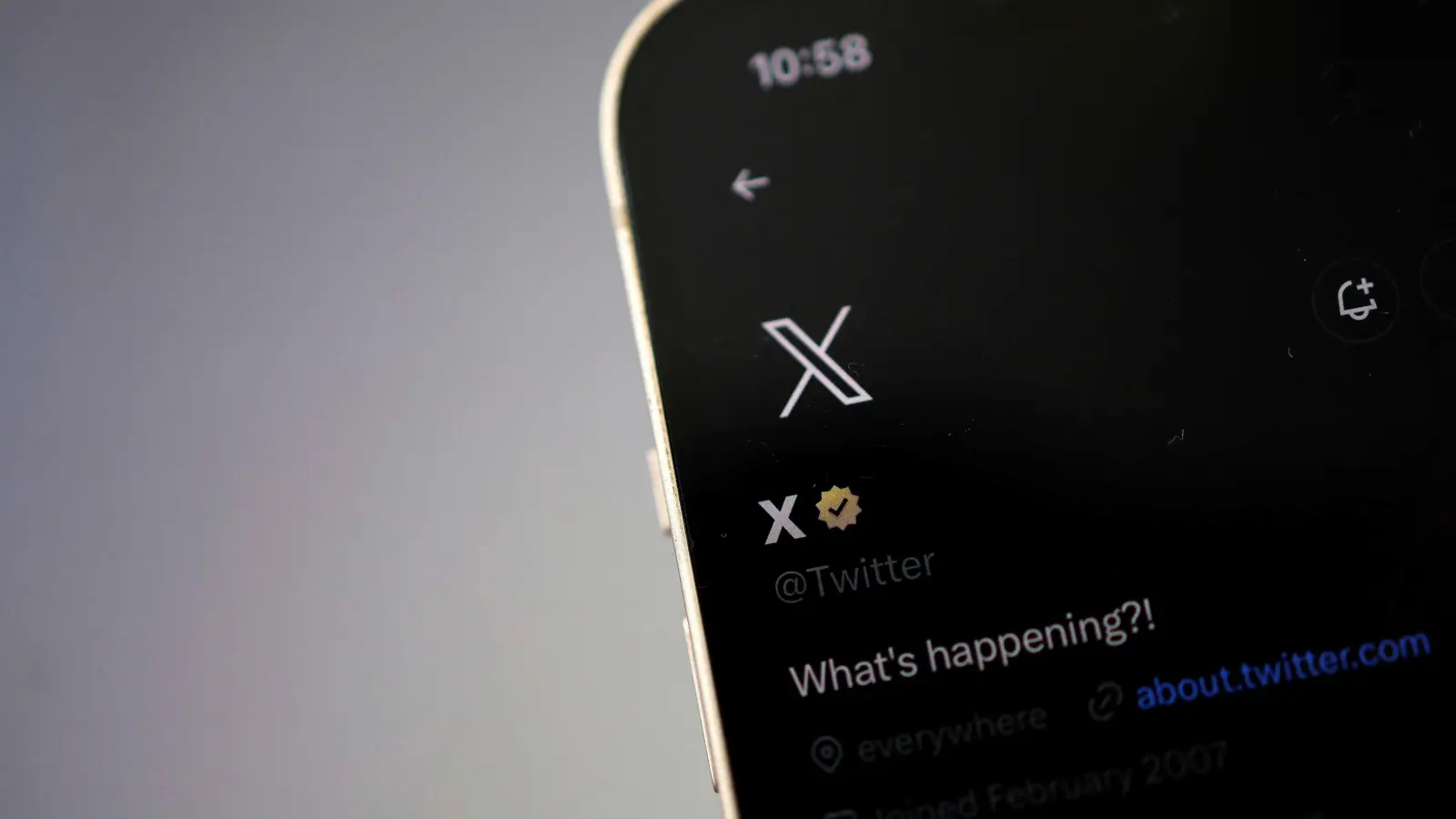 انقطاع "إكس" عن آلاف المستخدمين.. ما القصة؟