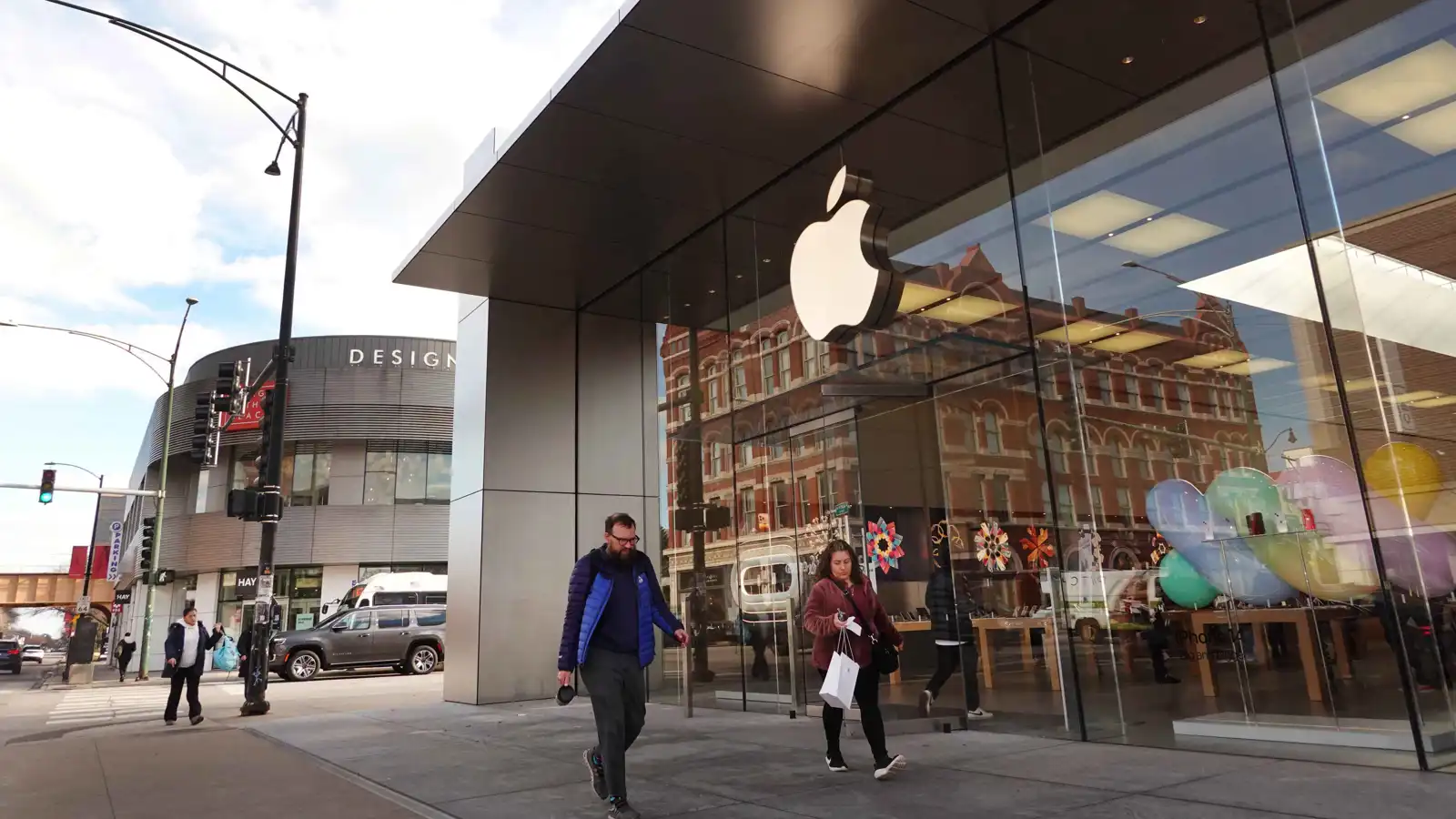 أبل تستعد لتشفير الرسائل بين آيفون وأندرويد عبر "RCS"