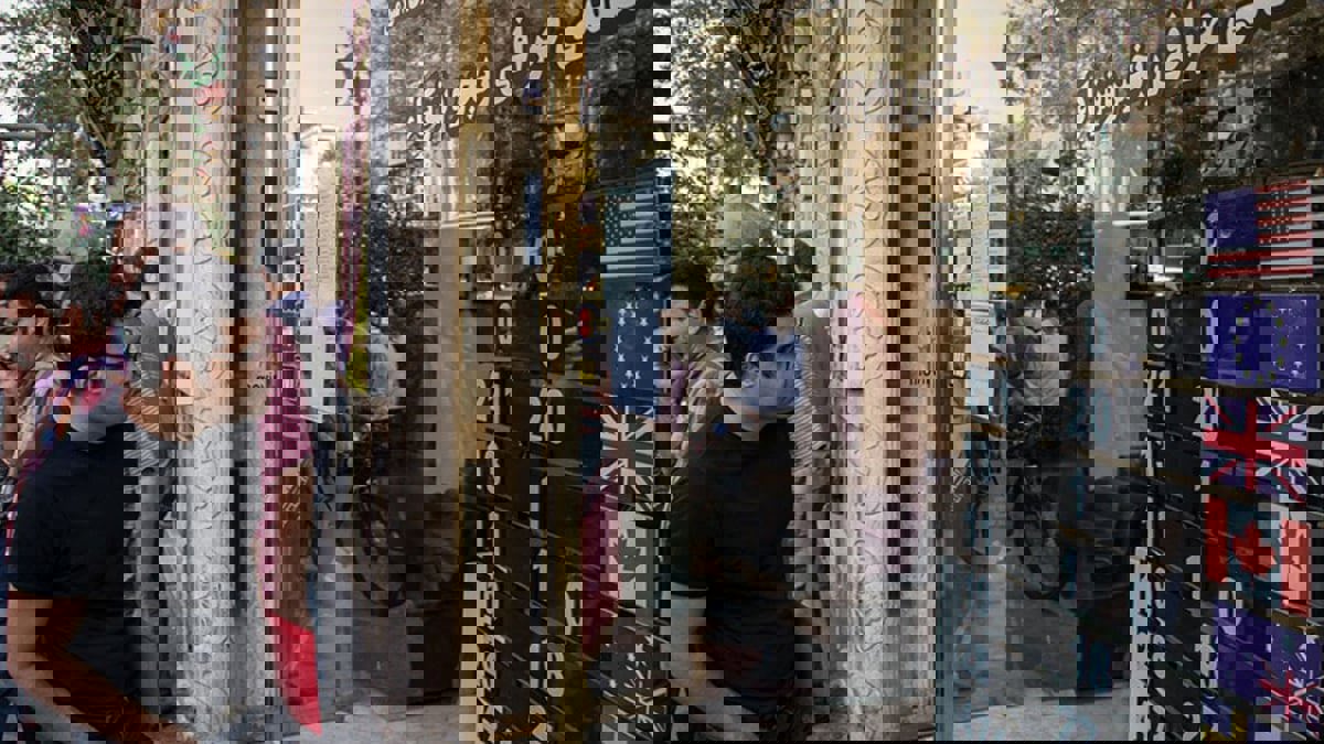 إيران.. "الدولار" يواصل الارتفاع أمام "التومان" ويبلغ مستوى قياسيًا