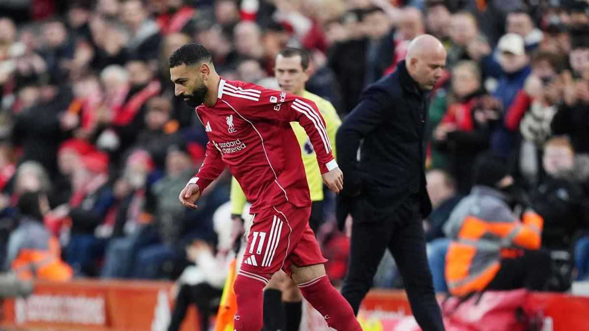 لأول مرة.. سلوت يفسّر أسباب وضع محمد صلاح على دكة البدلاء 