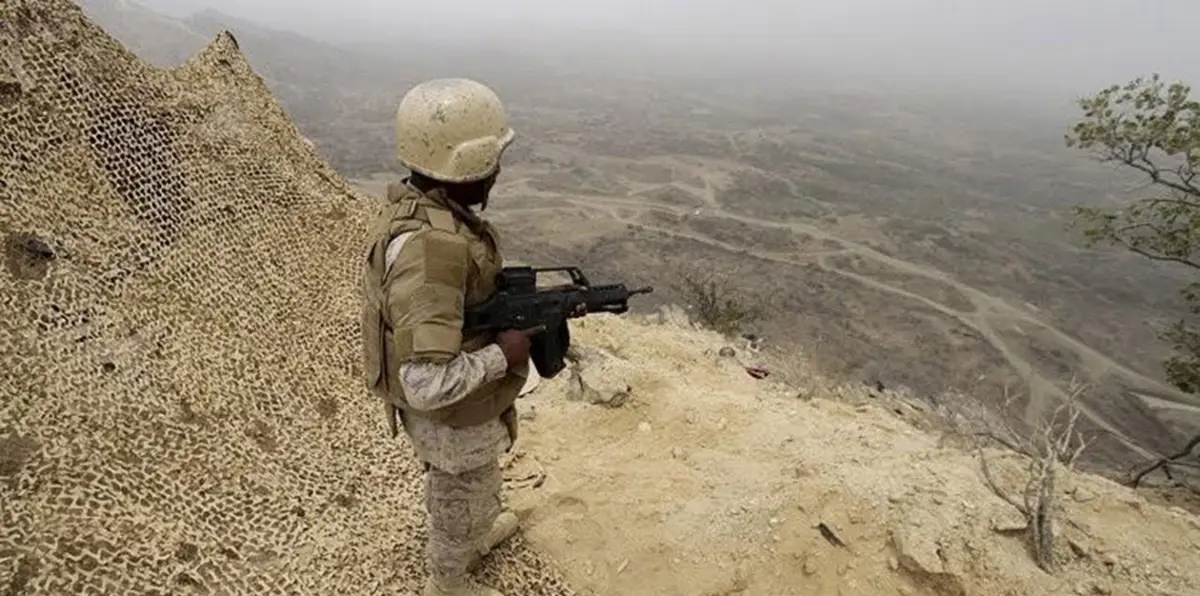 أمير سعودي يشارك الجنود المرابطين إفطار رمضان (صور)