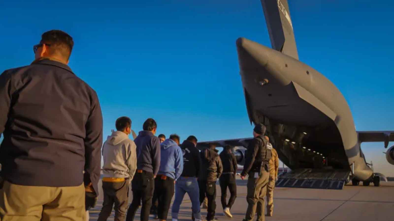 لمواجهة العقبات القانونية.. ترامب يطور تكتيكات ترحيل المهاجرين