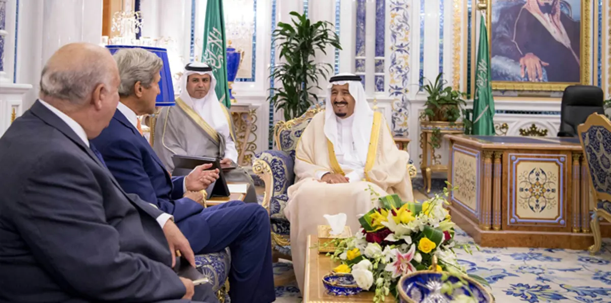 العاهل السعودي يبحث مع جون كيري مستجدات الأوضاع في المنطقة